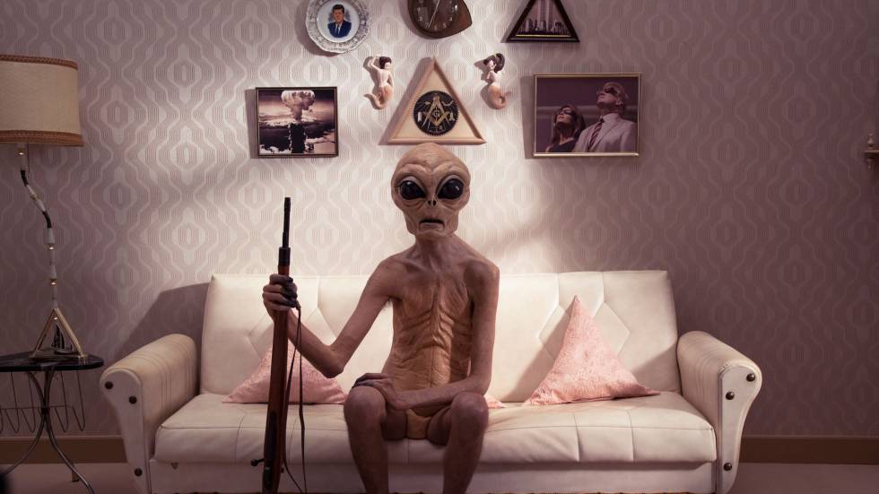Jackie Kennedy con un extraterrestre: el polémico vídeo de Eduardo Casanova