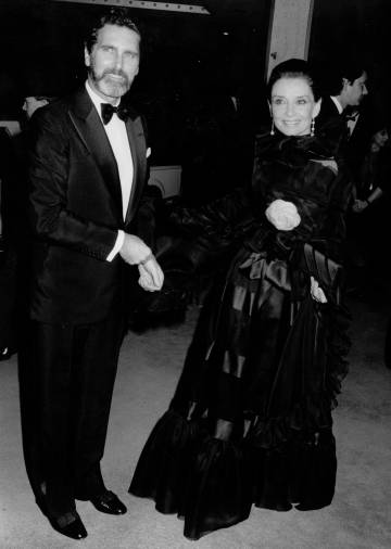 Audrey Hepburn y Rob Wolters, su última pareja, durante un acto público en la década de los 80.