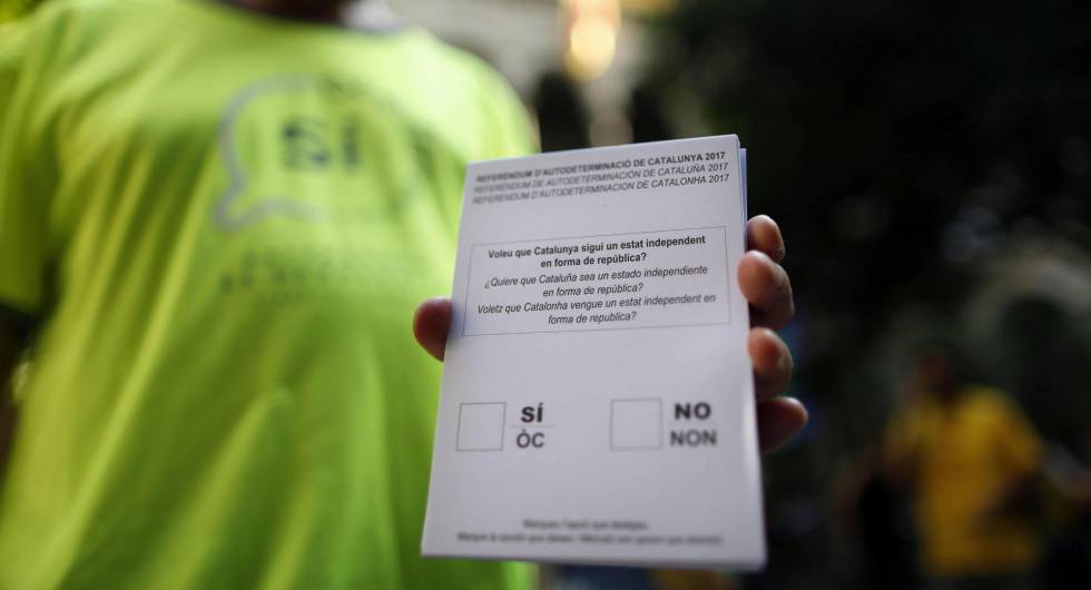 Una persona muestra una de las papeletas del referéndum sobre la independencia de Cataluña.