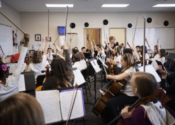 Un grupo de alumnos participa en una clase de m&uacute;sica.