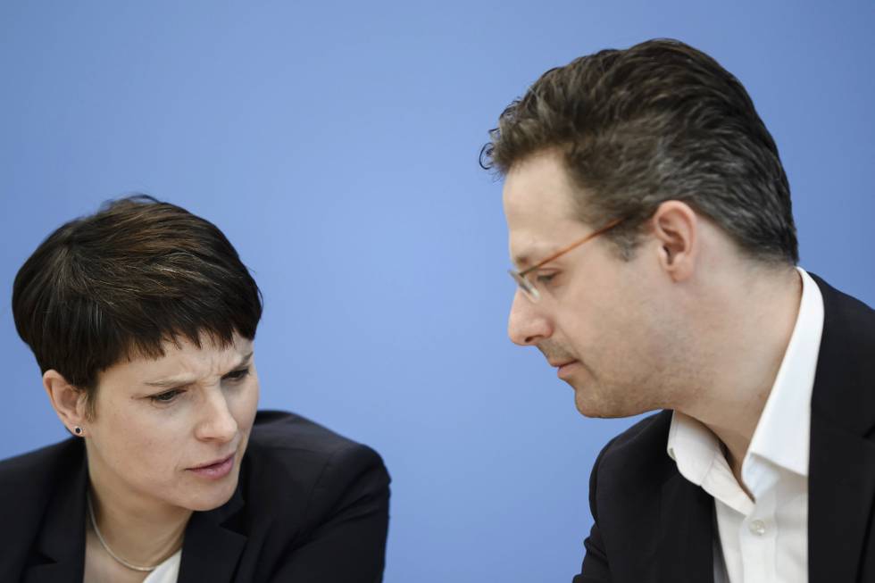 La copresidenta de AfD Frauke Petry junto al líder Renania del Norte-Westfalia Marcus Pretzell.