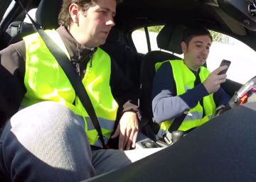'Wasapeando' al volante: un vídeo que da risa (y también preocupa)