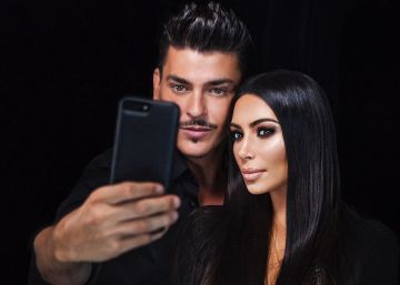 Kim Kardashian y su maquillador Mario Dedivanovic, en una foto compartida por &eacute;l en su Instagram.
