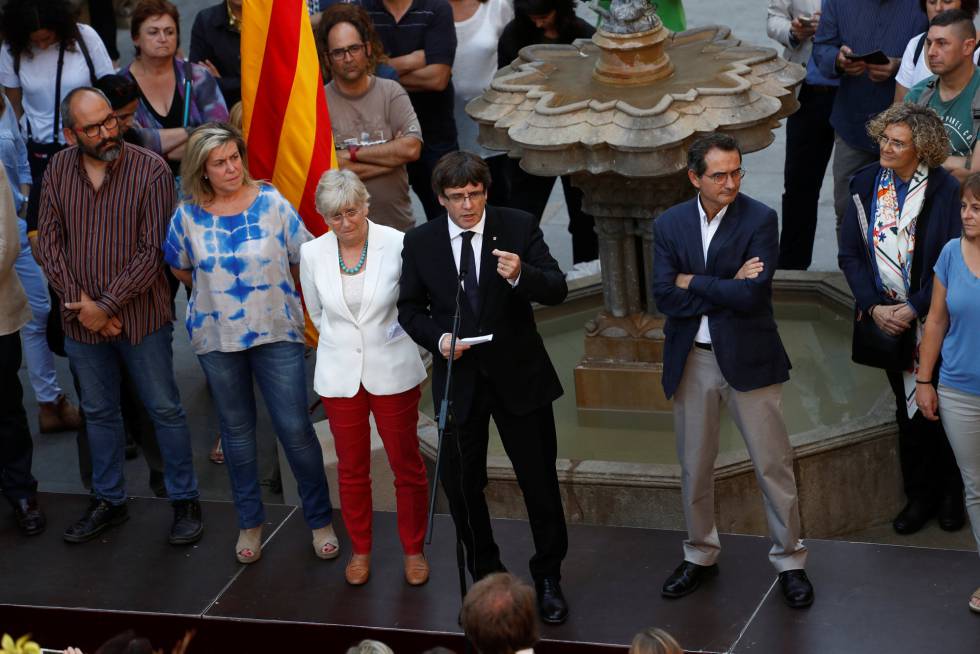 Carles Puigdemont met with teachers in favor of the banned October 1 independence referendum at Generalitat Palace in Barcelona.