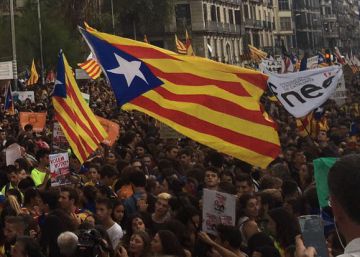 Thousands of students march in Barcelona to defend Sunday referendum