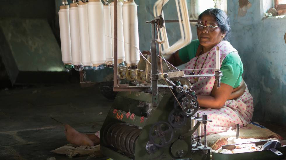 Hilanderas trabajan a las afueras de Wardha, India. La Fundación NAAM ofrece máquinas de hilar para las mujeres de la región, de manera que puedan ganar su sustento mediante la producción y venta de algodón local.