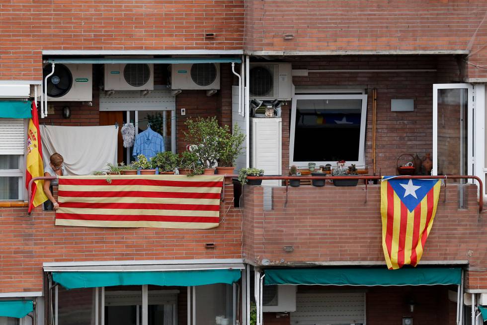 Una mujer colgando una bandera catalana. rn
