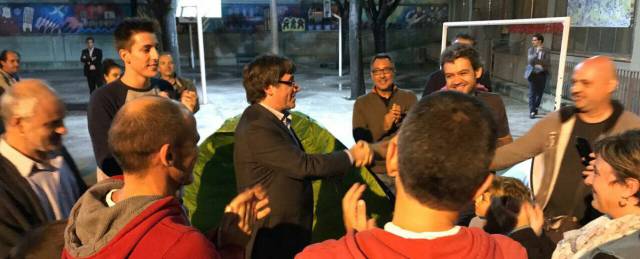 Puigdemont visita un colegio en Girona esta madrugada.