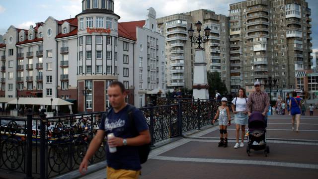 Viandantes en una calle de Kaliningrado, en julio.