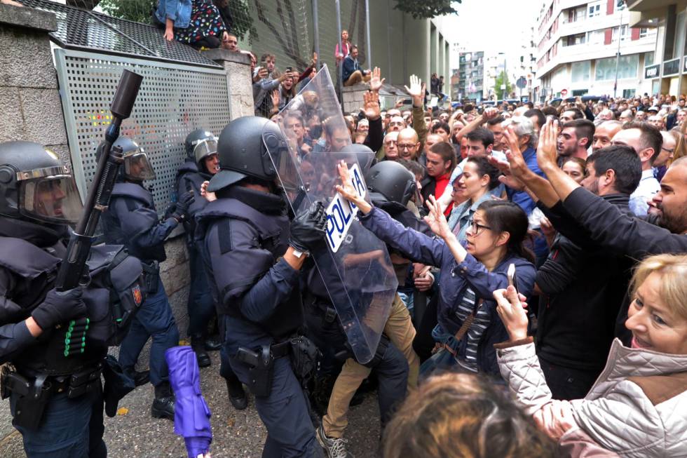 Resultado de imagen de fotos del referendum catalan