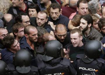 El Gobierno impide por la fuerza el referéndum ilegal de Cataluña