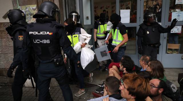 La Policía Nacional retira urnas de los colegios.