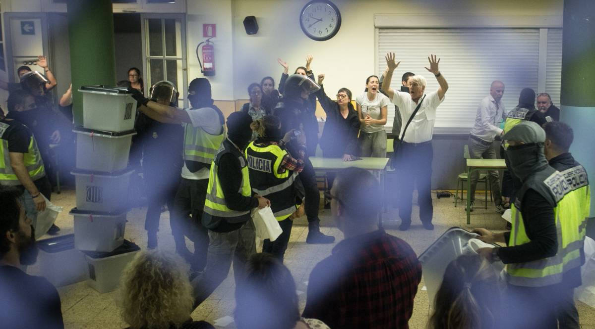 Policías requisan urnas en el colegio Ramon Llull de Barcelona.