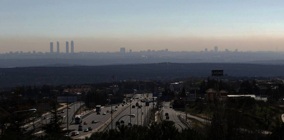 Nube de contaminación sobre madrid desde la A-6, a la altura de Torrelodones. 
