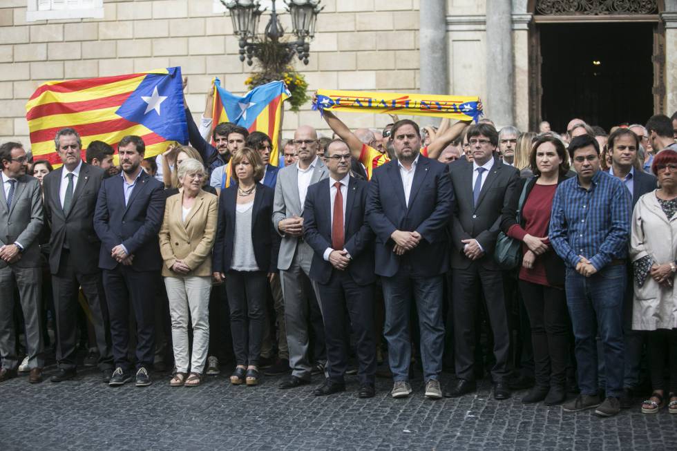 Concentración en la Plaza Sant Jaume del Gobierno de la Generalitat de cataluña y de miembros del alcaldia de Barcelona.
