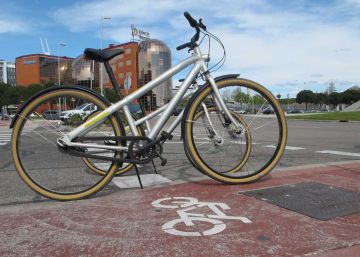 Una bicicleta delante de la sede de Liberty en Madrid. 