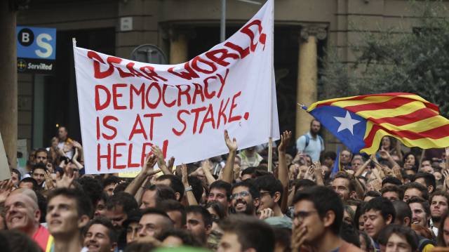 Protestas en Cataluña frente a una sede policial en Barcelona.