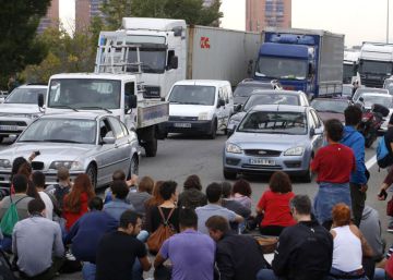 Decenas de personas cortan una autopista en Terrasa