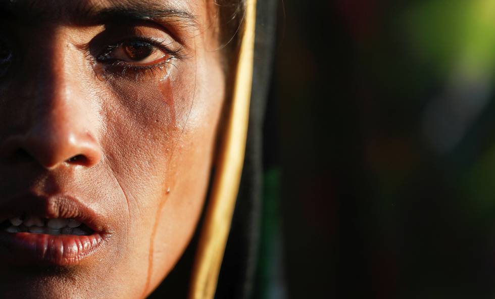 Amina Khatun, refugiada Rohingya de 30 años, llora después de haber llegado con su familia al campo para desplazados de Cox's Bazar, en Bangladesh, el pasado 10 de octubre. Amina denunció que su aldea, en la región birmana de Buthidaung, fue atacada por el Ejército del país y quemada. La mujer llevaba sin comer tres días. 