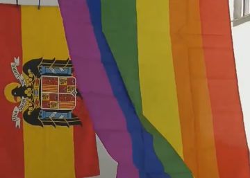 Las redes felicitan a una vecina por tapar una bandera franquista