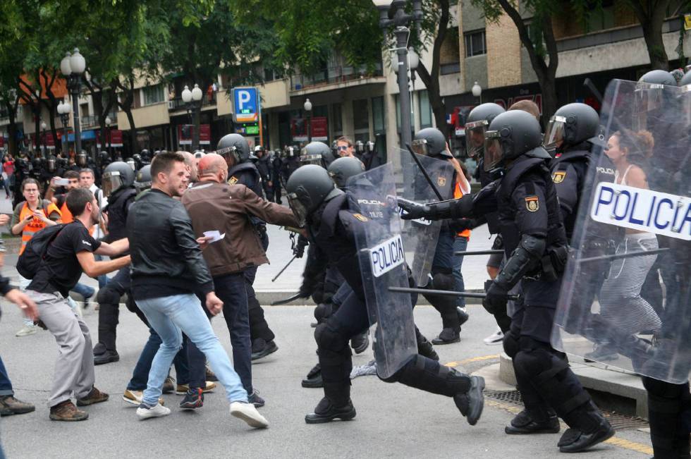 Spanish National Police in Tarragona, Catalonia on Sunday.
