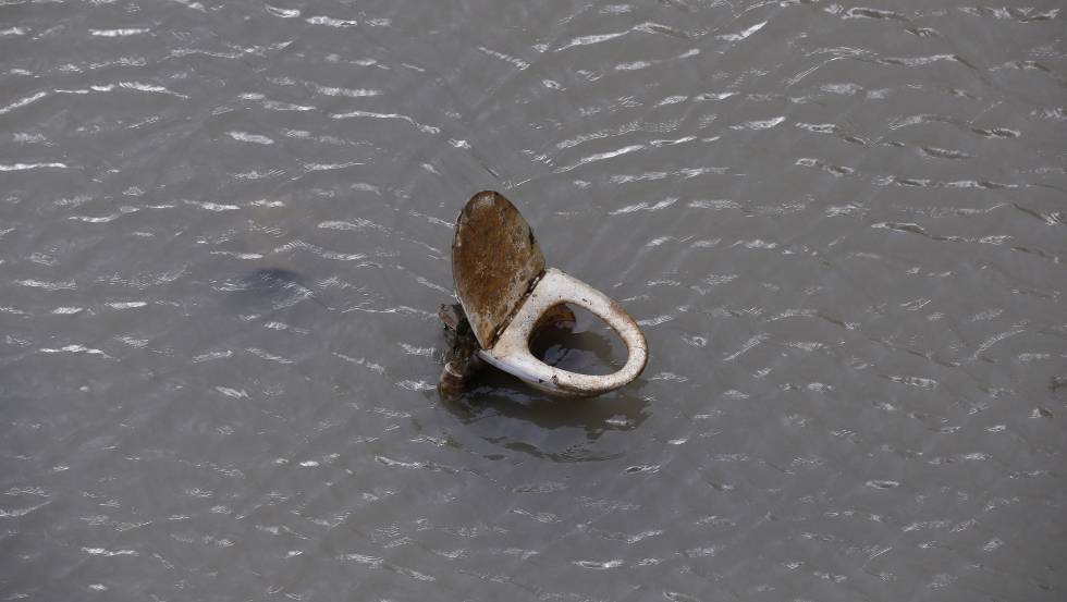 Un inodoro sale a flote durante una operación de limpieza del canal San Martín de París.rn rn