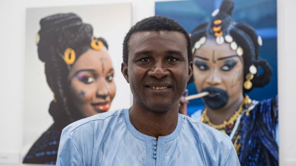 Mamadou Gomis, en su exposición "Dakar, una mirada", en Casa África. 