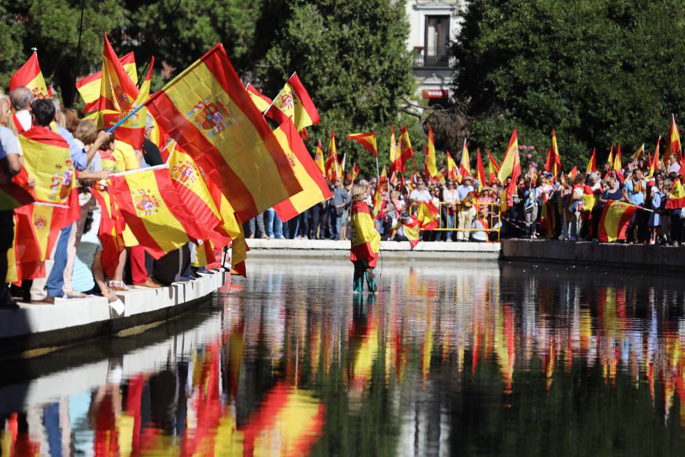 Manifestación a favor de la Constitución en la plaza de Colón en Madrid este sábado.