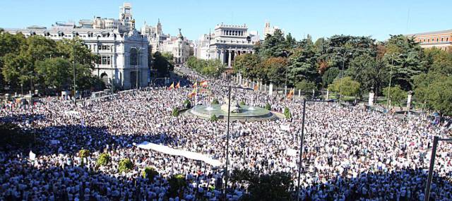Concentración por el diálogo ante el Ayuntamiento de Madrid.