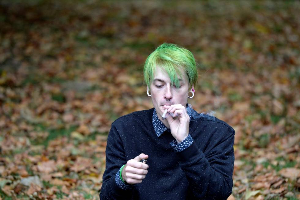 Un activista fuma cannabis en pro de la legalización frente al Parlamento de Londres el pasado martes.rn 