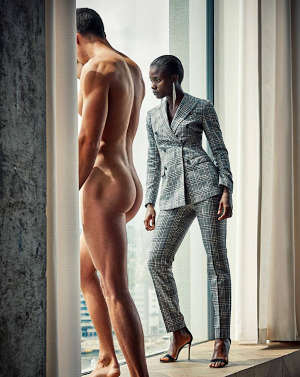 Homens nus, mulheres vestidas: campanha publicitária inverte papéis