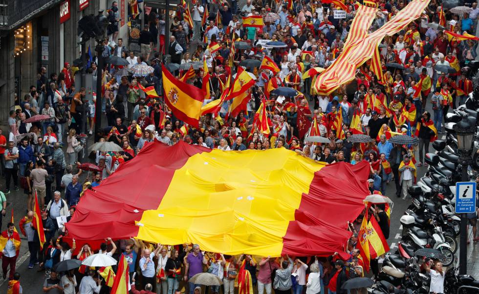 Un grupo de gente ondea banderas españolas y senyeras en Barcelona, el pasado 30 de septiembre.