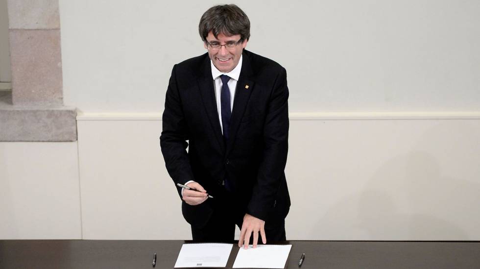 Carles Puigdemont firma el documento de declaración de independencia de Cataluña.
