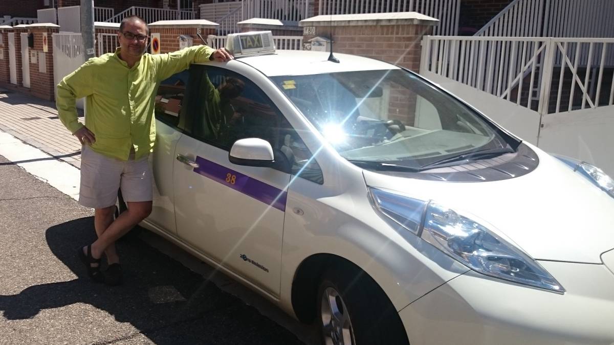 Roberto San José, con su taxi.