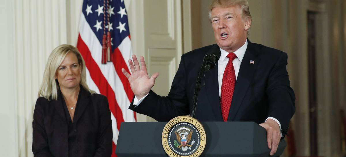 Trump junto con Nielsen, la Secretaria de Seguridad Nacional.