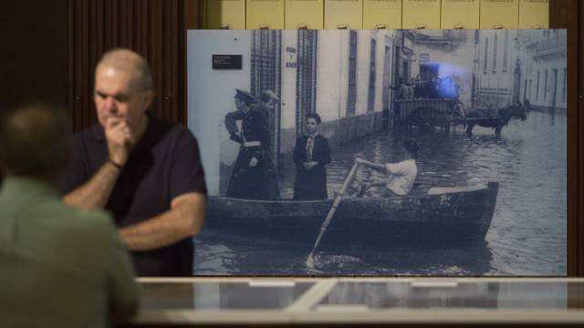 Riada en la calle de Trajano (Sevilla) en 1947.