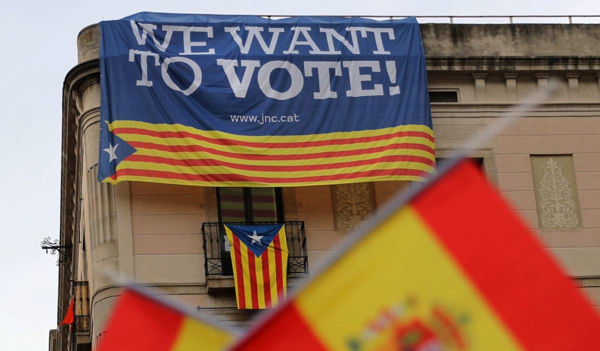 Cartel pidiendo votar en Barcelona ante una marcha contra la independencia.
