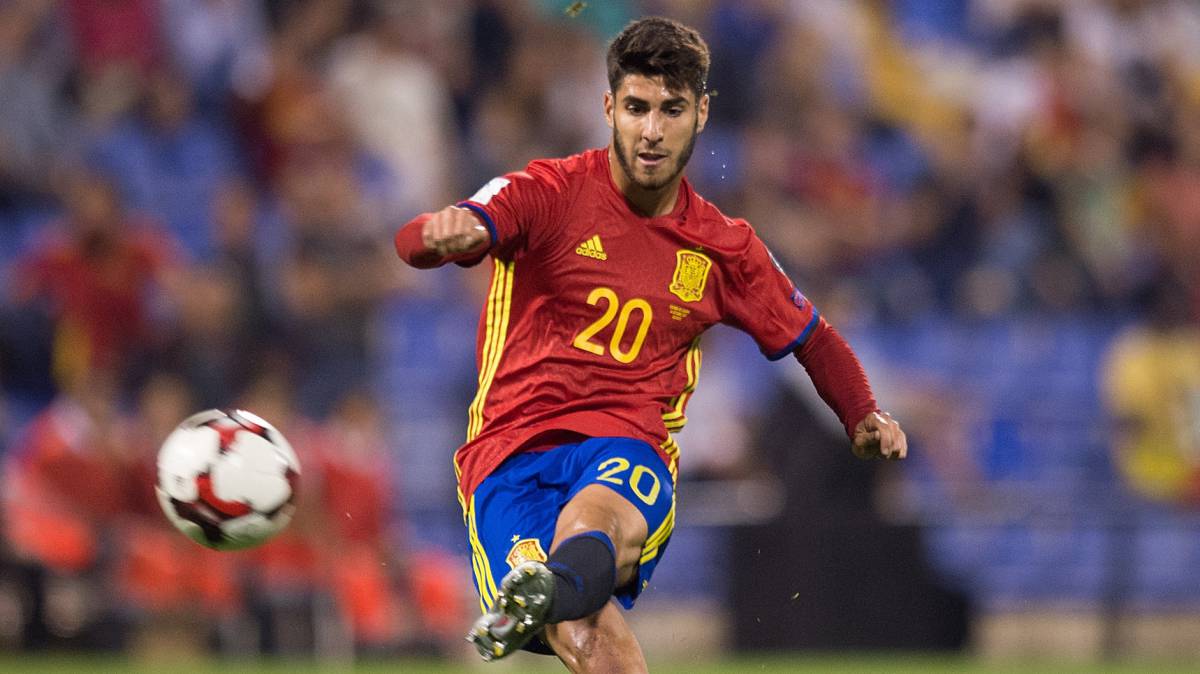 Asensio, en un partido con la selección.
