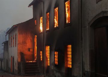 PHC. Moinhos (Portugal), 15102017.- A house burns in Moinhos village, Lousa, Portugal, 15 October 2017. The National Civil Protection Authority (ANPC) said it 'was the worst day of the year in terms of fires', having exceeded 300 forest fires. (Incendio, Estados Unidos) EFEEPAPAULO CUNHA