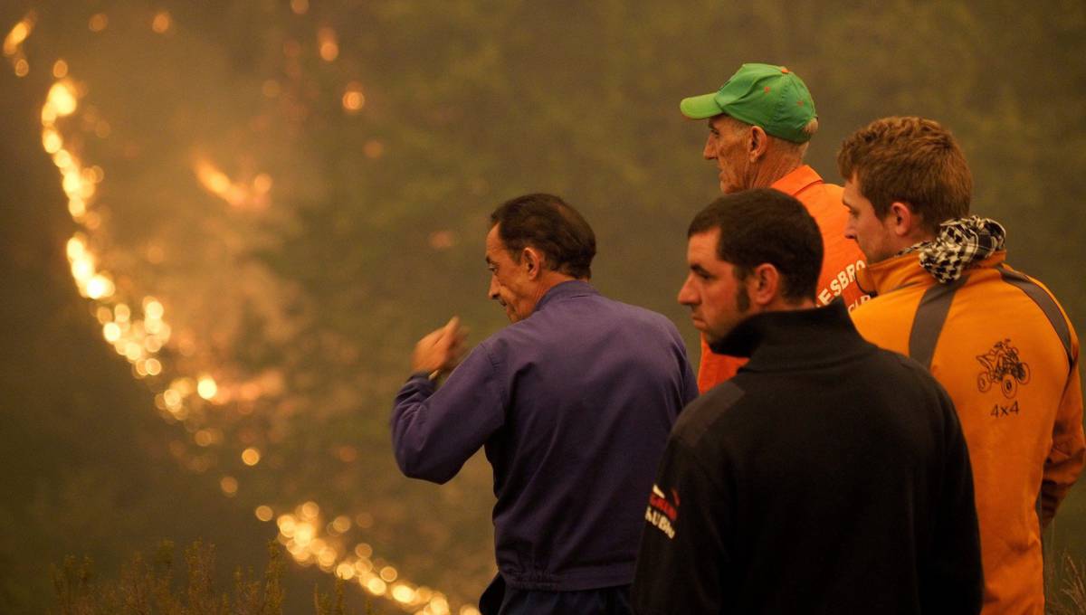 Los vecinos contemplan el avance de las llamas en la reserva de Os Ancares (Lugo).