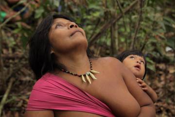 Mujer awá junto a su bebé, selva amazónica, Brasil.