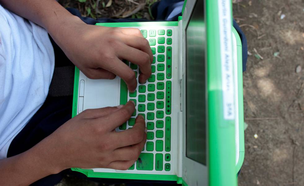 Un escolar utiliza un ordenador infantil.
