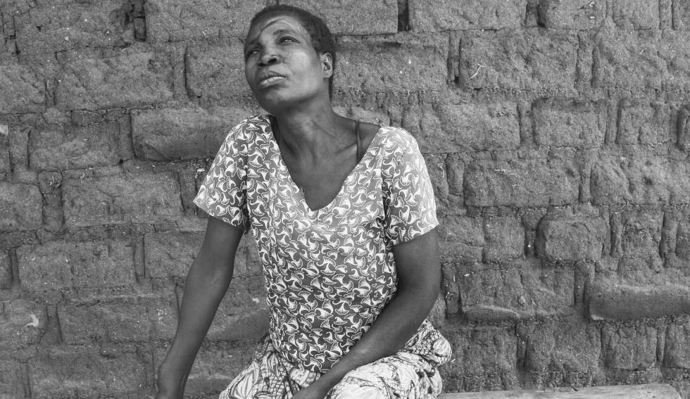 Mageni Benge, retratada en frente de su casa en la provincia de Mwanza en el norte de Tanzania. Lleva en su cara las cicatrices de un ataque ordenado por su propio hermano, a quien un curandero convenció de que era una bruja y era responsable de la muerte de sus padres.