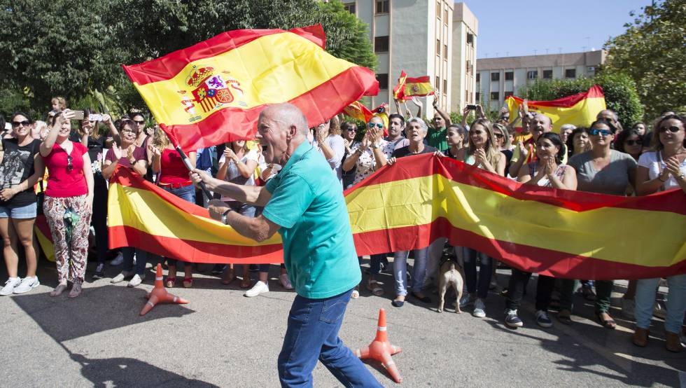 Vecinos de Castellón despiden con gritos de ánimo a guardia civiles destinados a Cataluña para reforzar el dispositivo policial ante el referéndum del 1 de octubre.