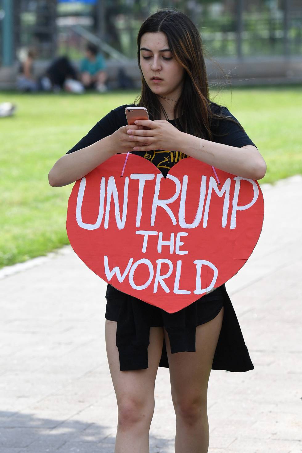 Una joven mira su móvil en julio en una protesta contra el G20 en Hamburgo. 