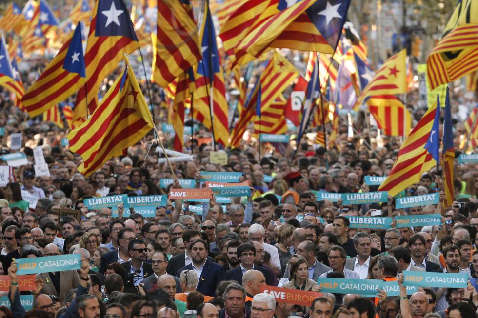 Carles Puigdemont y Oriol Junqueras en la manifestación del 21 de octubre en Barcelona.