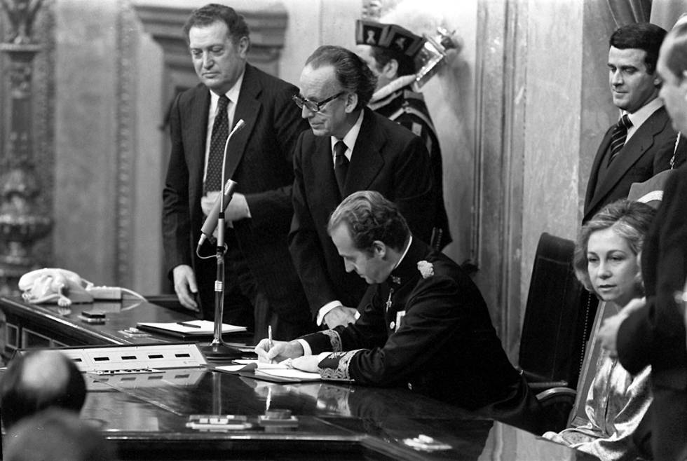 El rey Juan Carlos firma la Constitución en el Congreso, en diciembre de 1978.