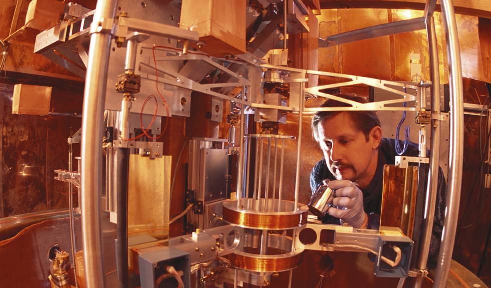 El físico Richard Steiner con la balanza de Watt, en una foto de archivo.