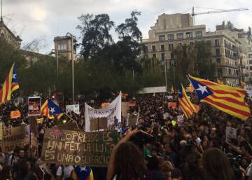 Thousands of students march in Barcelona to defend Sunday referendum