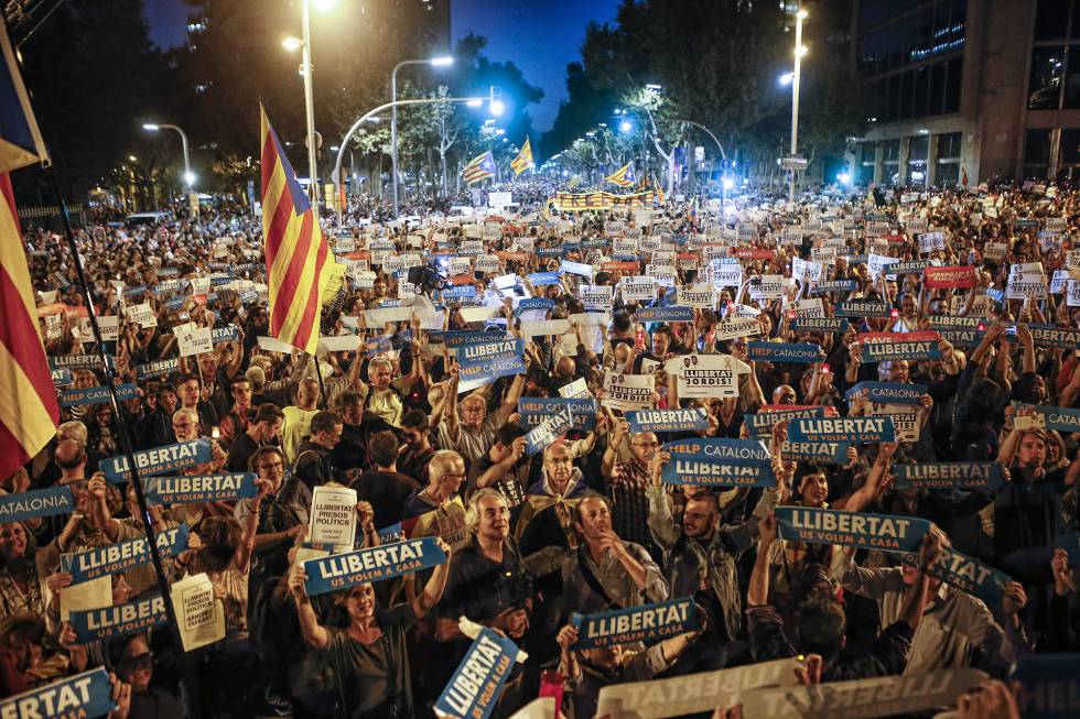 Manifestación en Barcelona contra el arresto de los dos líderes separatistas catalanes. 
